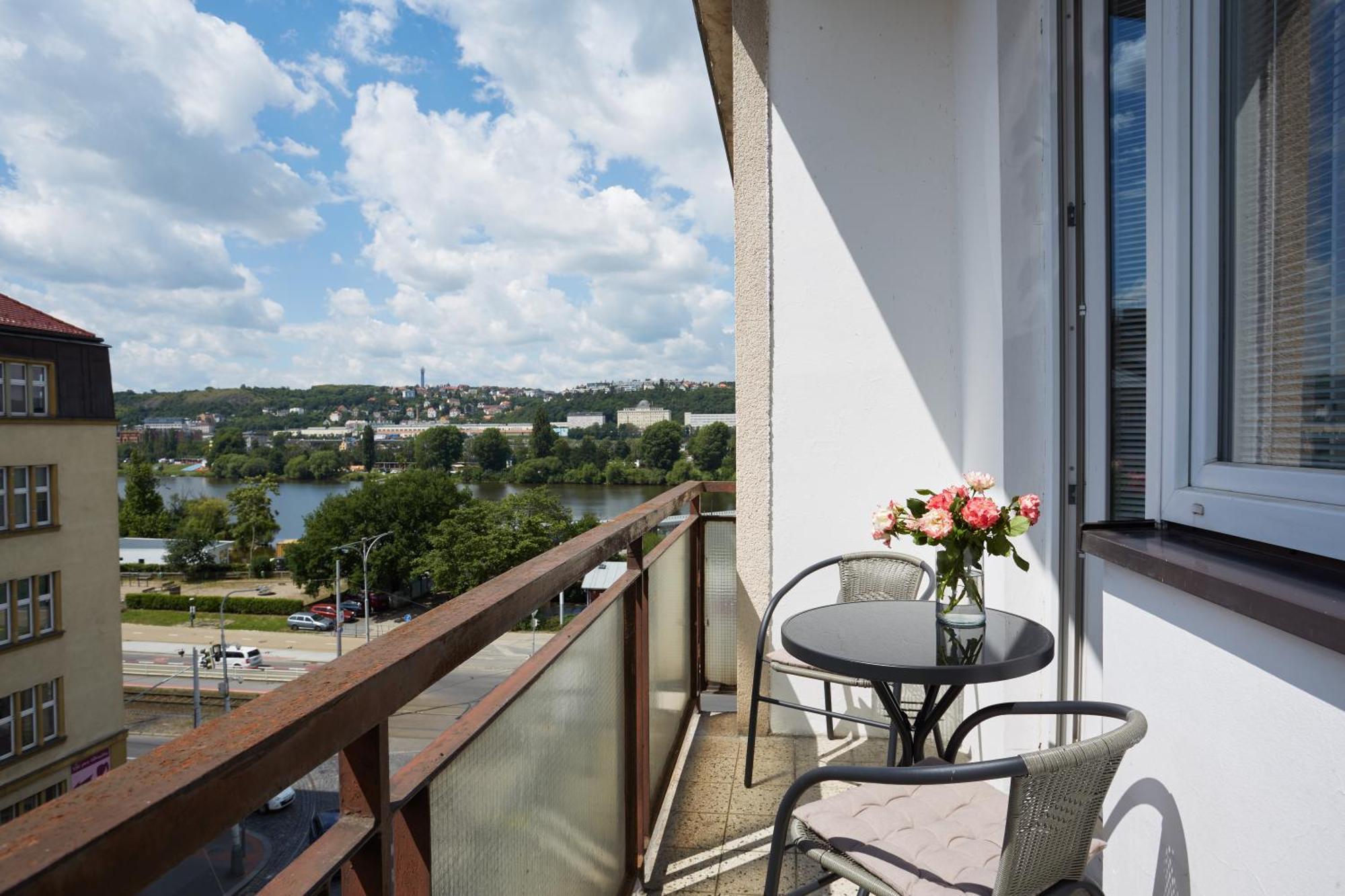 Luxury Riverside Apartment *